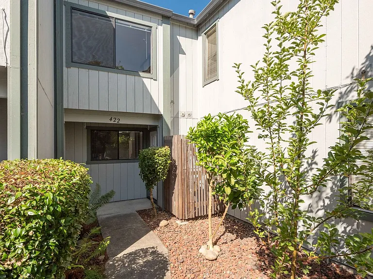 422 Occidental Cir — Photo 2