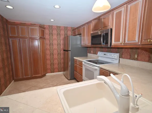 8200 Centennial Sta, Warminster, PA 18974