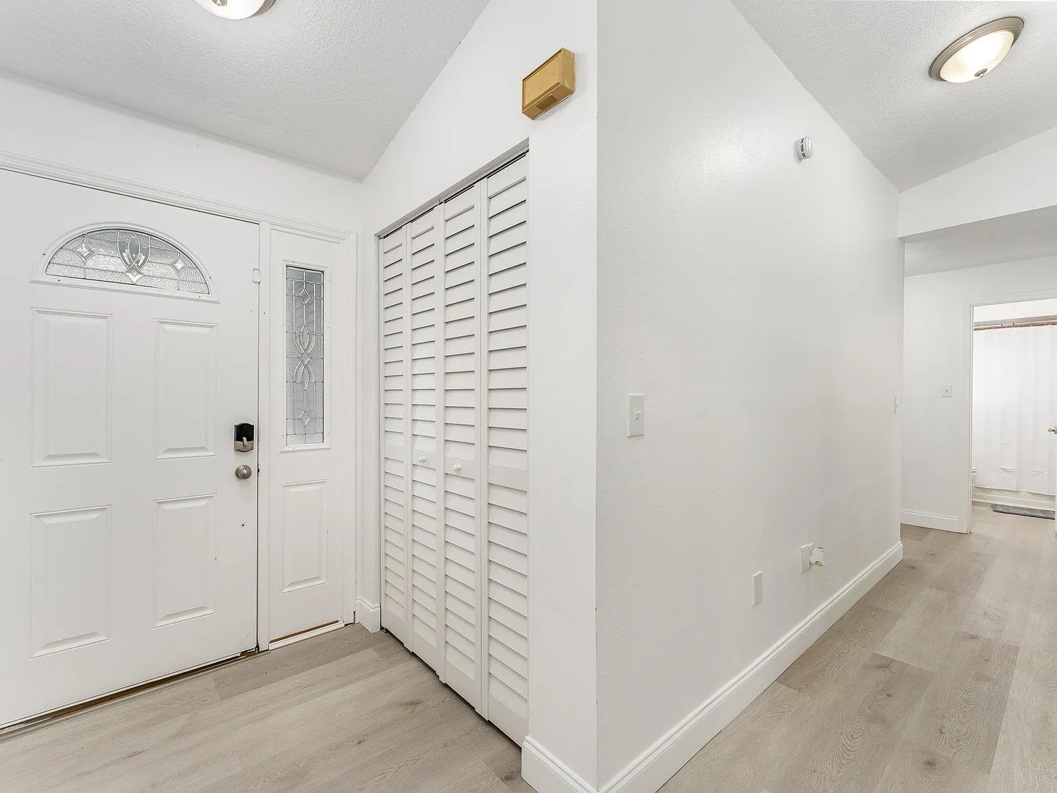 4 bed, 3.0 bath, 1800 sqft, $754 — Photo 4
