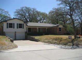 520 Oak Park Dr, Hurst, TX 76053