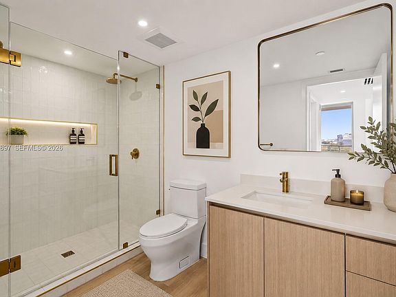 4th image of 90 NE 32nd St #627