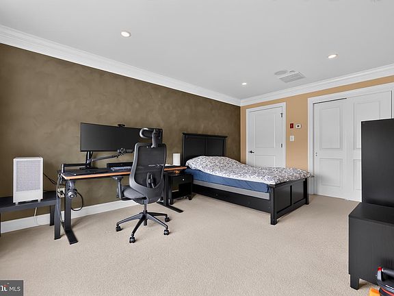 5th image of 211 Holland Ave