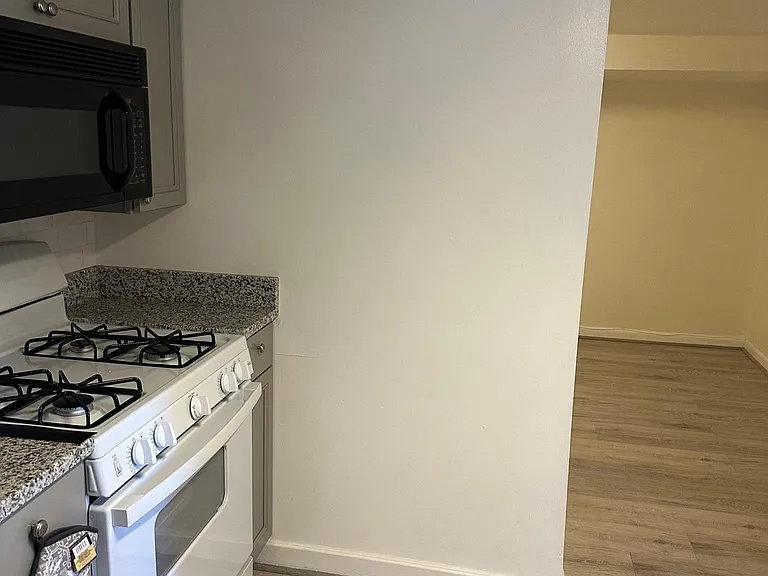 2623 S Dakota Ave NE — Photo 6