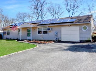 21 Highview Ln, Ridge, NY 11961