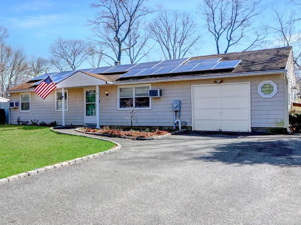 21 Highview Lane, Ridge, NY 11961