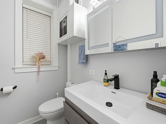 3rd image of 1518 W Melrose St #1