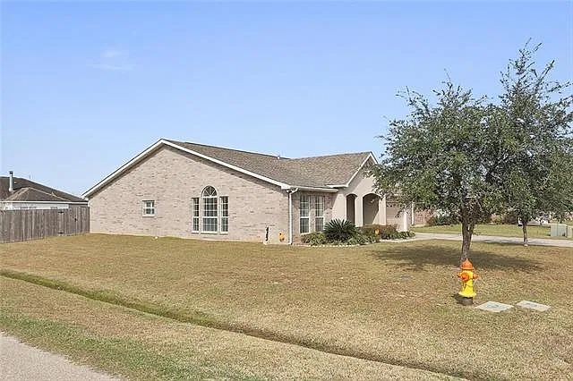 4 bed, 2200 sqft, $2,200 — Photo 2