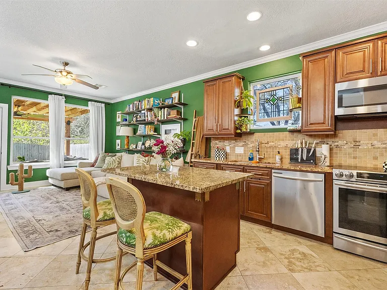 410 Peach St — Photo 3