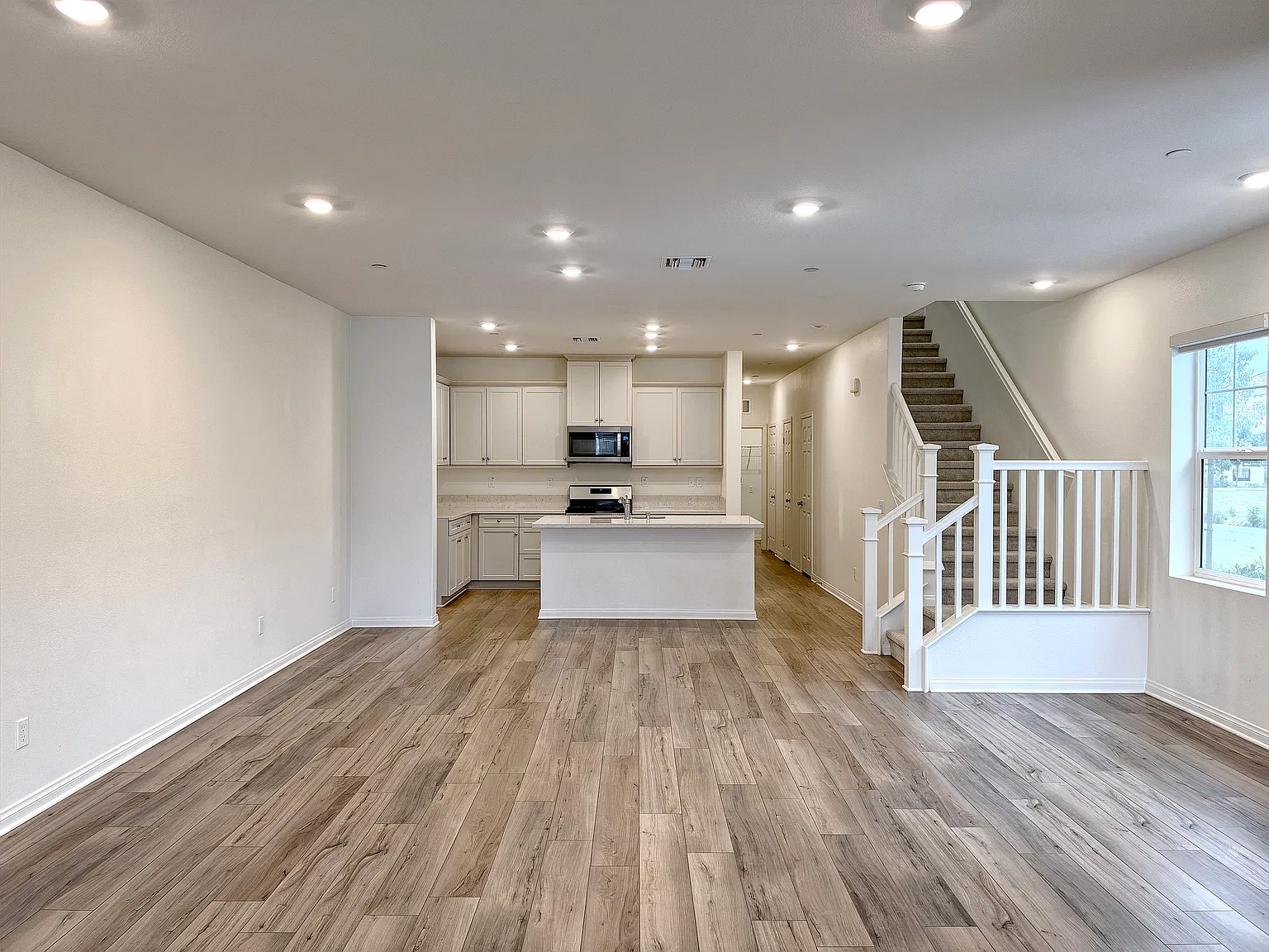 3 bed, 2111 sqft, $3,300 — Photo 4