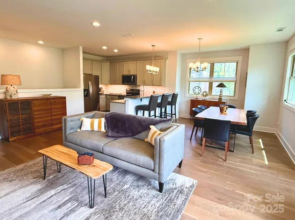 22 Thornes Ln, Asheville, NC 28805