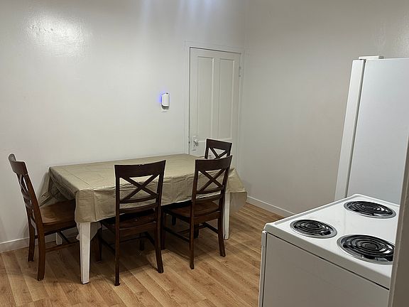 4th image of 807 1/2 W Buffalo St