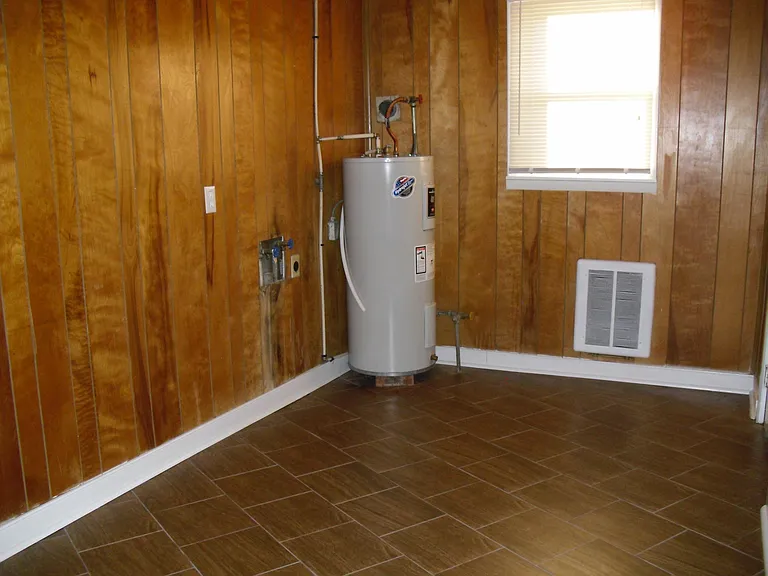 Washer/dryer hook up/utility area/mud room