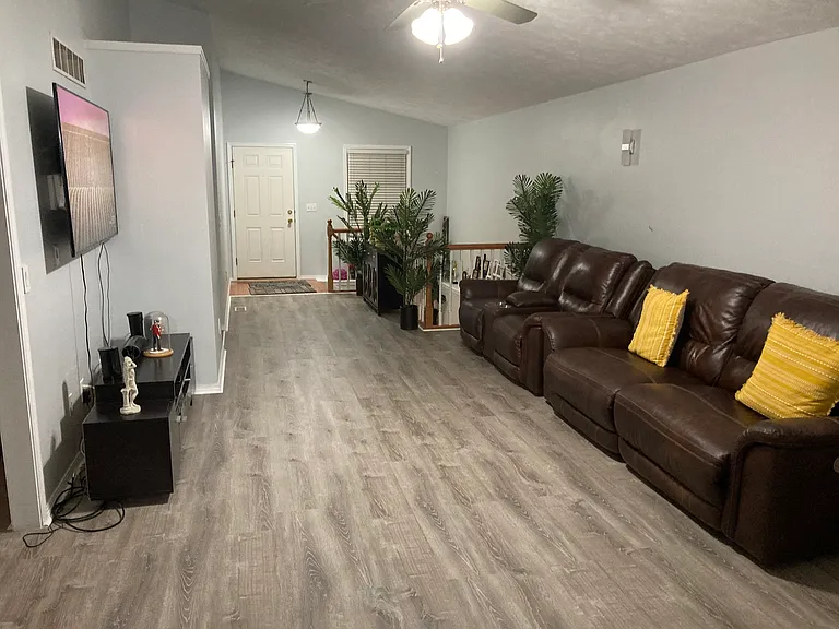 1121 Wanda Way — Photo 3