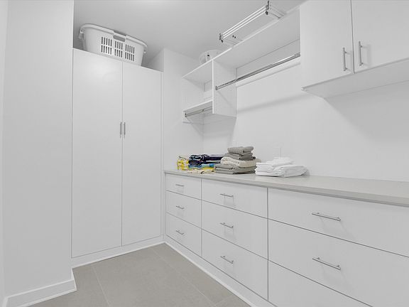 3rd image of 925 N Lincoln St APT 6C