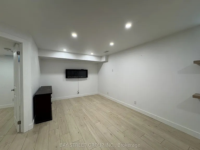 51 Dominion Cres — Photo 24
