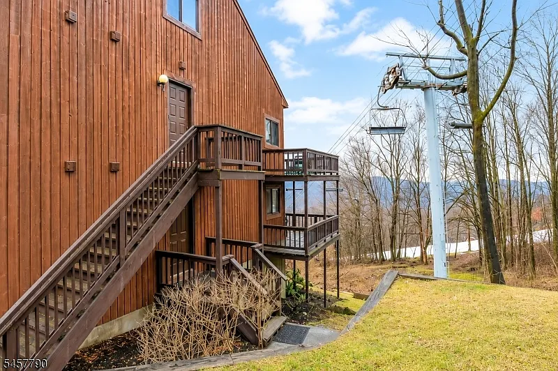 2 bed, 1.0 bath, $2,100 — Photo 2