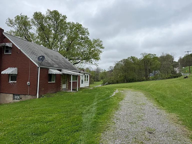 400 Merwin Rd — Photo 2