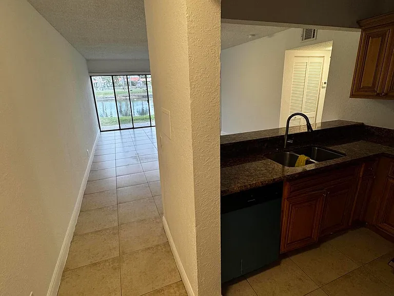 1525 Lake Crystal Dr #C — Photo 6