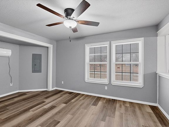 5th image of 400 S Oak St