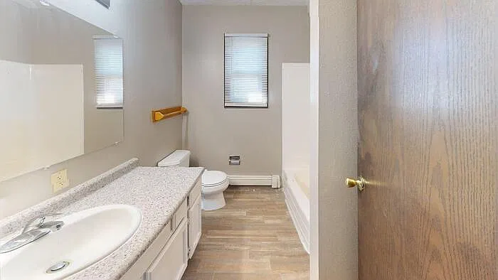 2 bed, 1.0 bath, $985 — Photo 4