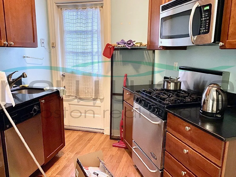 2 bed, 750 sqft, $3,250 — Photo 2