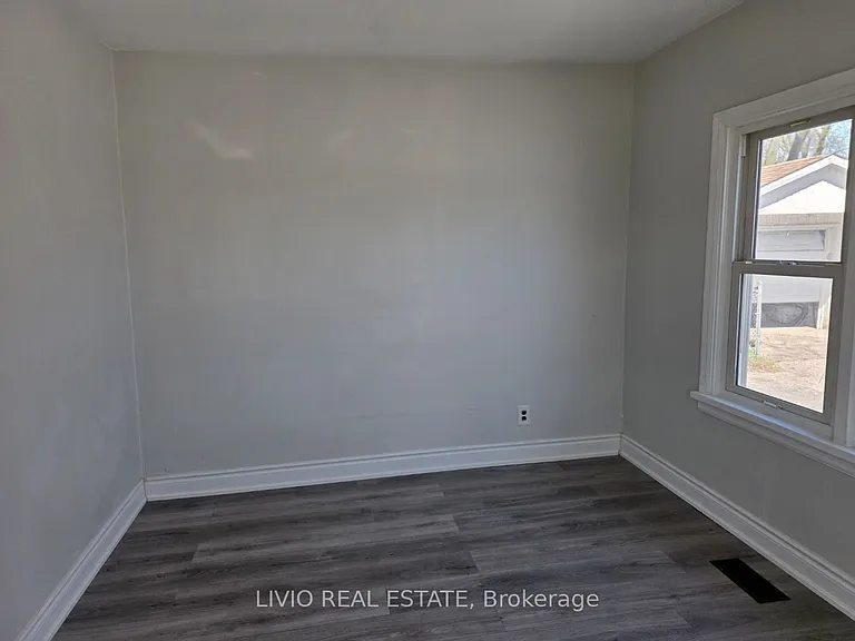 323 Queen St E — Photo 5