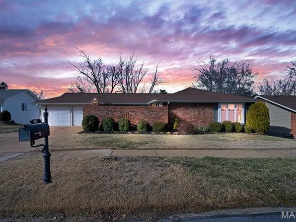 371 Greenmore Dr, Ballwin, MO 63011