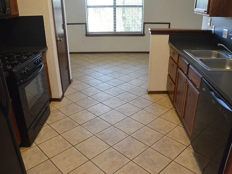 1905 Cloverdale Ln — Photo 3