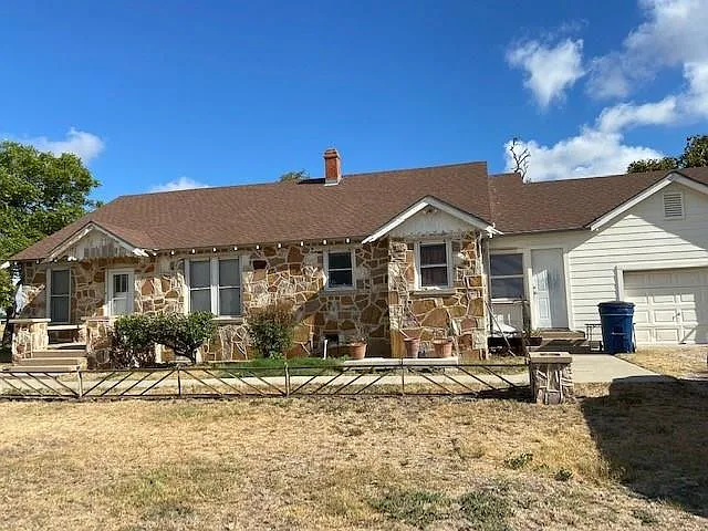 3 bed, 1.5 bath, 1556 sqft, $1,980 — Photo 2