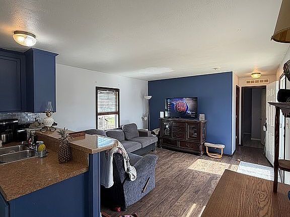 4th image of 405 Friendship St