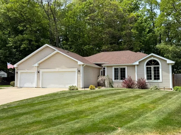 55800 Cedar Ln, Paw Paw, MI 49079