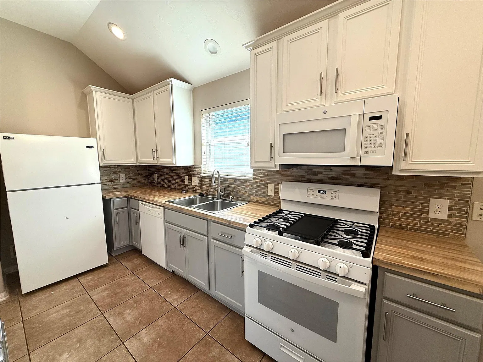 3 bed, 2.0 bath, 1592 sqft, $1,900 — Photo 3