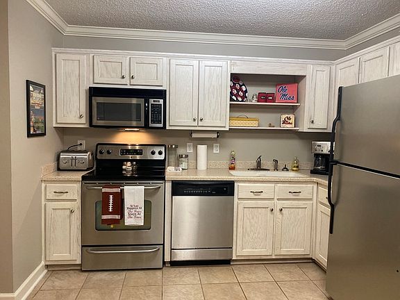 5th image of 303 Edinburg Way