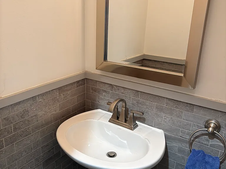 28 Travis Ave — Photo 7