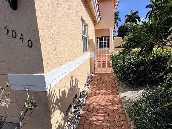 3rd image of 5040 Alencia Court