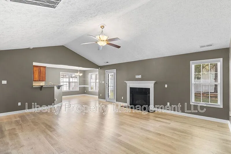 3 bed, 2.0 bath, 2050 sqft, $1,800 — Photo 4