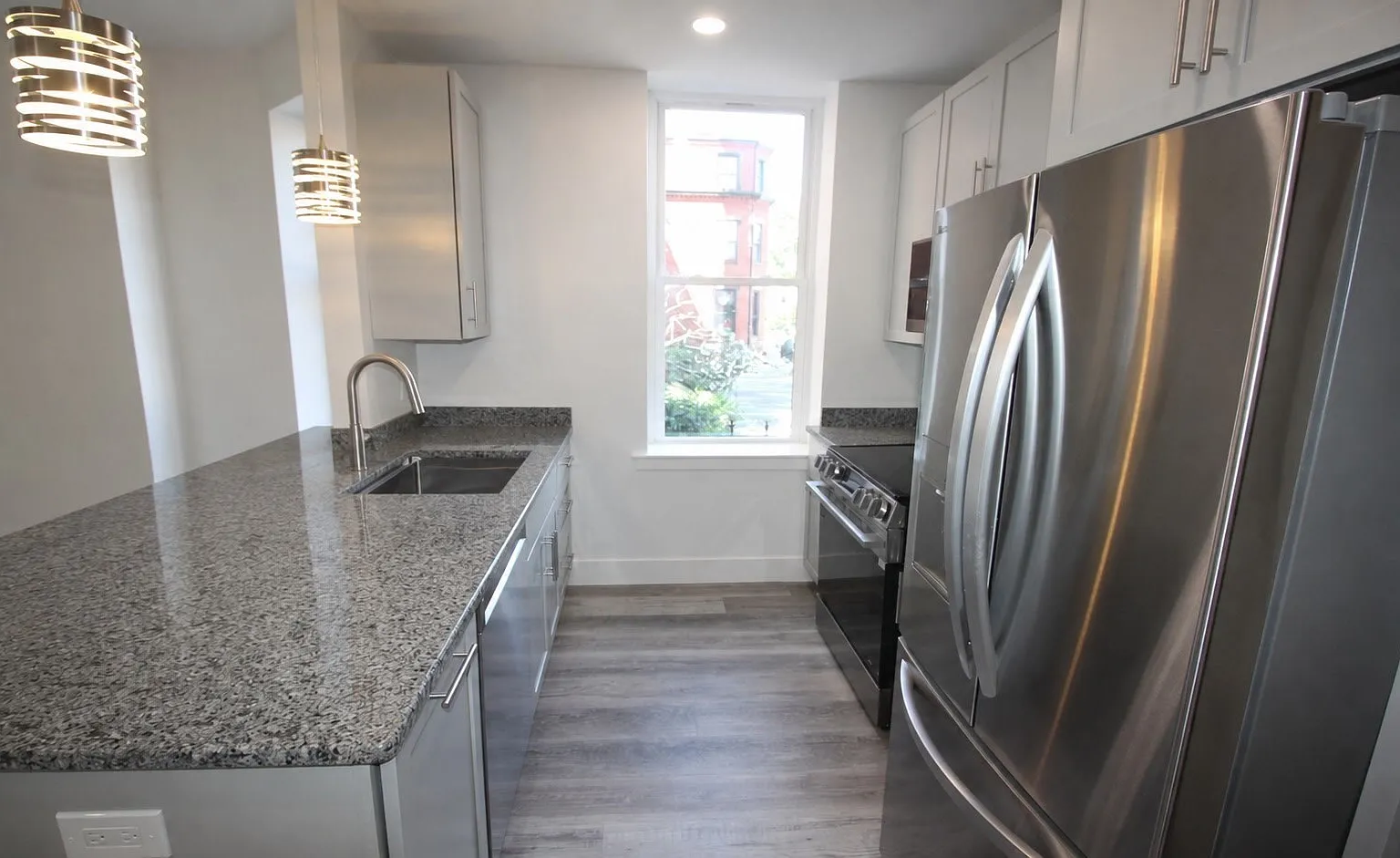 525 E Broadway — Photo 2