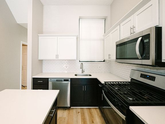 3rd image of 1419 N Franklin St #3