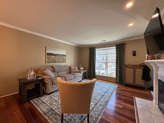 4th image of 7701B Lexton Pl #26