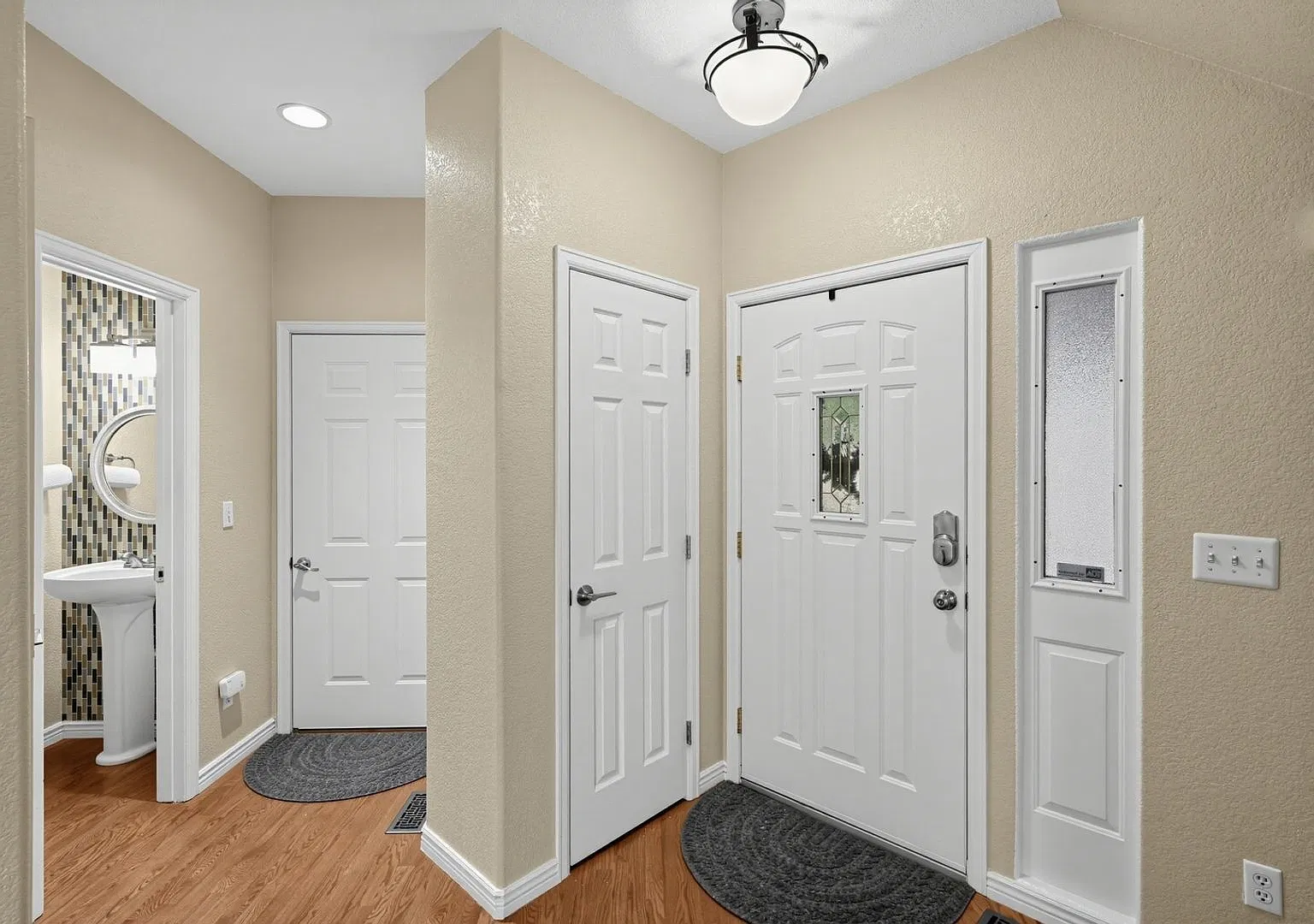 Charming 2BR 3.5 Bath Townhome in Arvada Next to Allendale Park — Photo 2