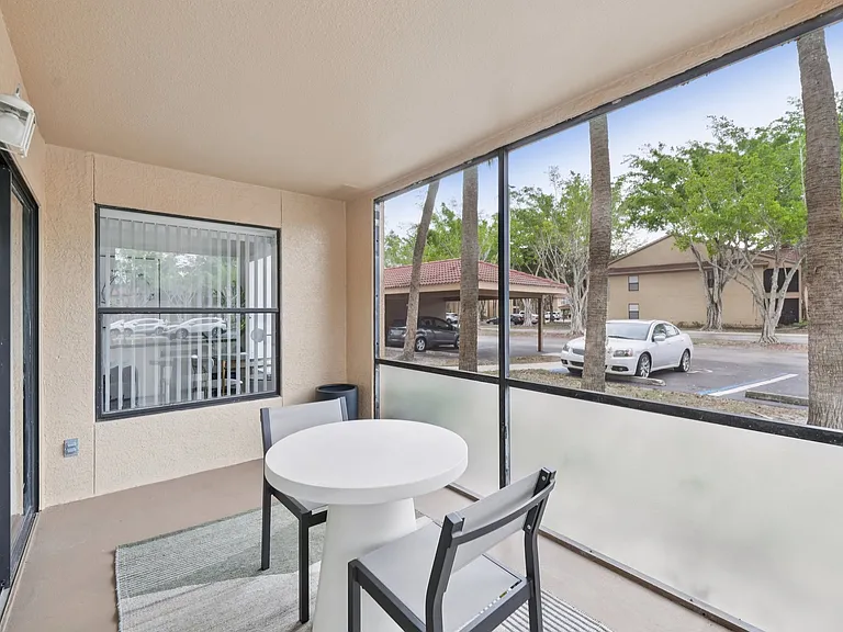 Oasis Naples Apartments — Photo 23