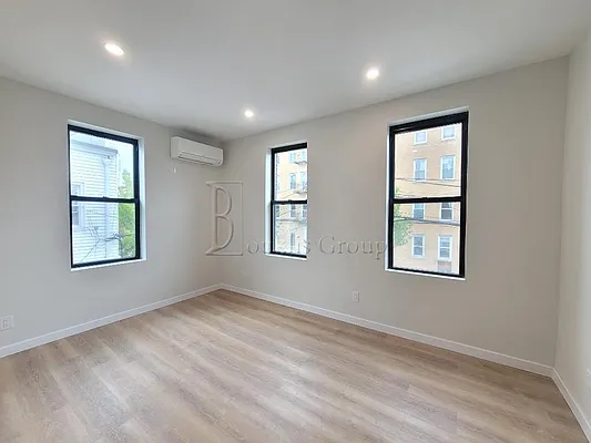 Rented by Bouklis Group | media 20