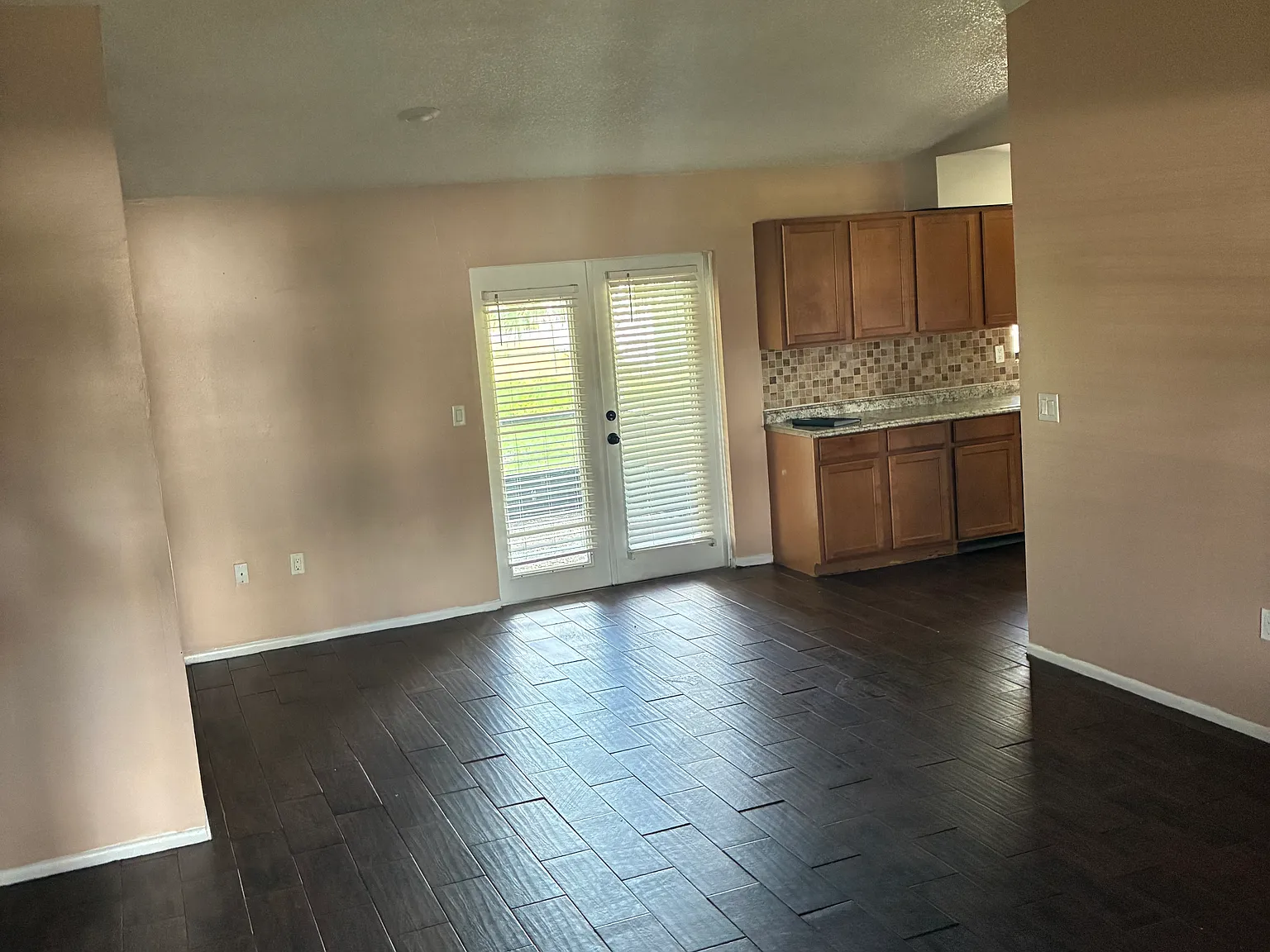 3 bed, 1000 sqft, $1,600 — Photo 2
