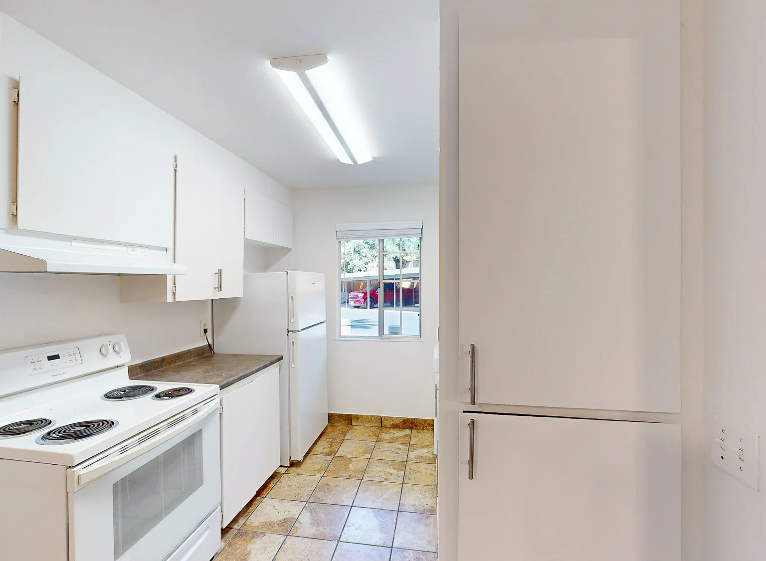 Top-Floor 2BR/1.5BA in Sonoma with Parking & Yard — Photo 2
