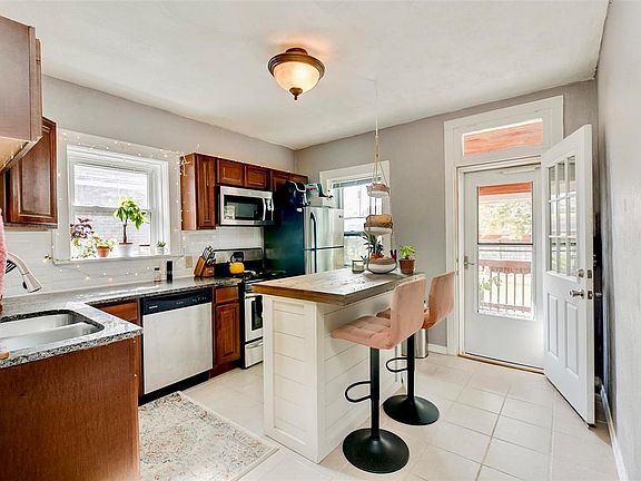 5th image of 4712 Allemania St