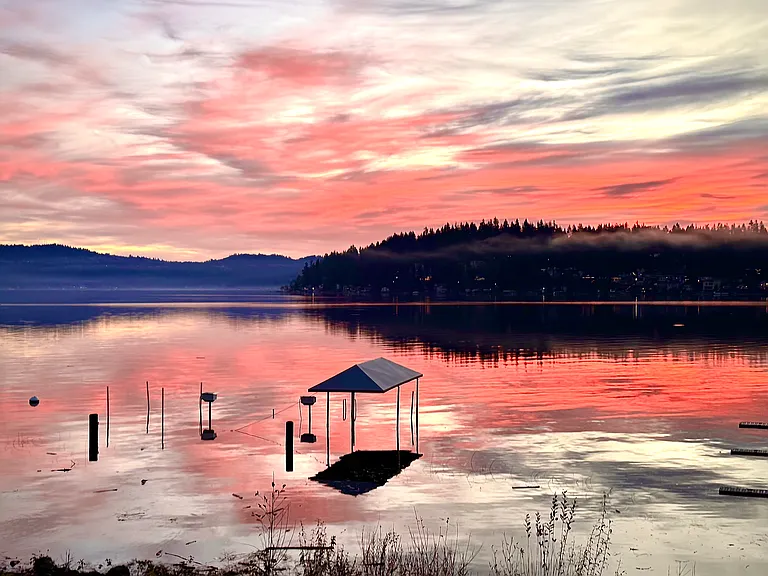 Lake Sammamish is walking distance from Maison Soleil. Enjoy the epic sunsets with mountain view a short bike ride or walk away.