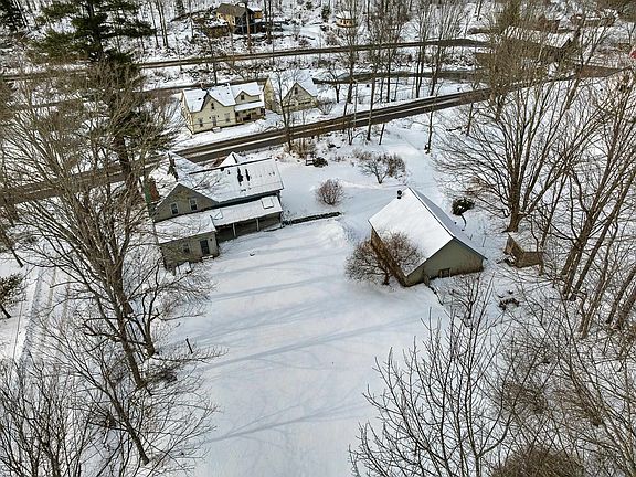 5th image of 565 Main Street