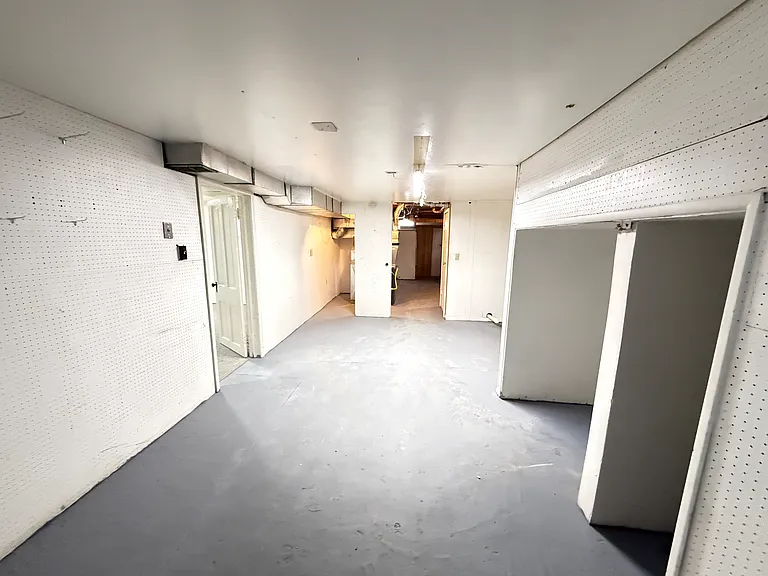 895 Russell St — Photo 13