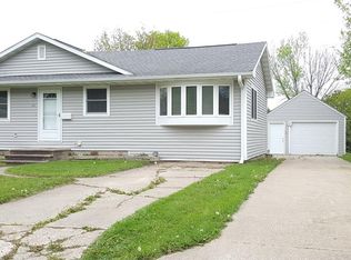 211 C Ave, Hiawatha, IA 52233