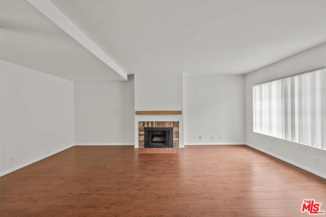 3 bed, 3.0 bath, 1294 sqft, $3,500 — Photo 3